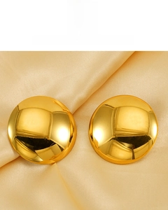 Détail de boucles d'oreilles rondes dorées à l'or 18 carats avec finition miroir