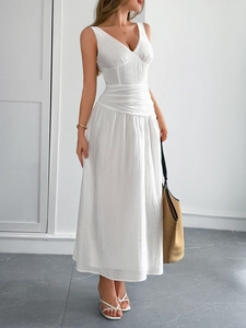 Elegante abito lungo bianco in cotone e lino con scollo a V e dettagli di pieghe in vita