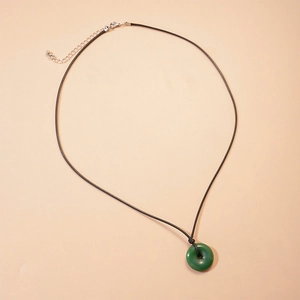 Collier minimaliste avec pendentif vert, cordon noir et fermoir en argent poli