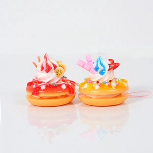 Set de dos llaveros de rosquilla macaron realistas con crema y frutas sobre fondo blanco
