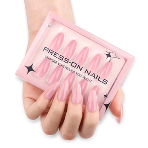 Unghie finte a mandorla rosa chiaro lucido mostrate sulla mano con confezione elegante