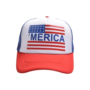 Dettaglio cappello trucker 'MERICA con stampa bandiera e rete blu traspirante