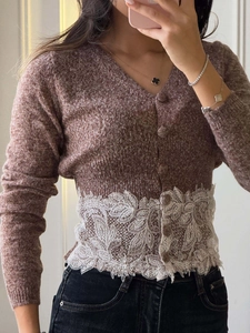 Braune Strickjacke mit V-Ausschnitt und elegantem weißem Blumen-Spitzenbesatz am Saum