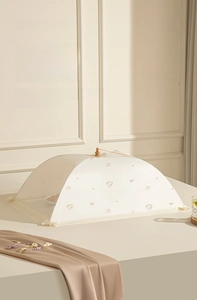 Détail du cadre renforcé d'une cloche alimentaire carrée pliable en tissu maille