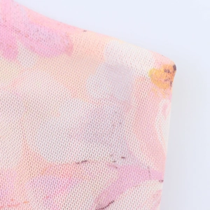 Vista macro dettagliata della trama del tessuto mesh traspirante con stampa floreale rosa