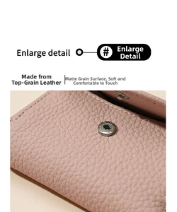 Détail du portefeuille en cuir de vachette rose grainé avec bouton pression argenté