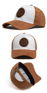 Dettaglio cappellino in camoscio bicolore con toppa in pelle e fibbia metallica regolabile