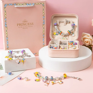 Dettaglio del kit gioielli fai-da-te con scatola rosa e perline colorate arcobaleno