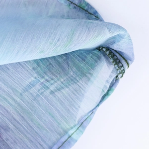Damen-Chiffonbluse in Hellblau mit Ölgemälde-Druck und grünen Saumdetails im Vintage-Stil
