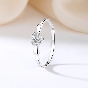Elegant S925 sterling silver heart ring with sparkling pavé cubic zirconia diamonds