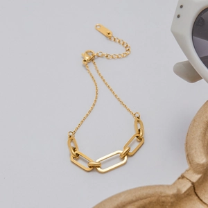 Détail d'un bracelet en acier inoxydable 18K avec maillons rectangulaires et fermoir mousqueton