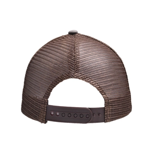 Detalle del cierre ajustable snapback en una gorra trucker de color marrón oscuro