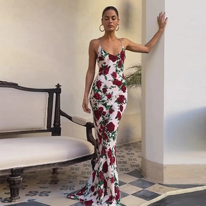 Abito lungo floreale aderente con spalline sottili e scollo a V da donna