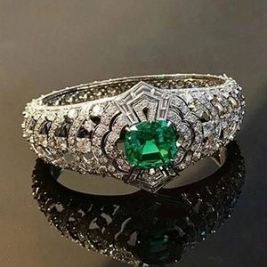 Bague large luxueuse en argent avec une grande émeraude verte de taille carrée