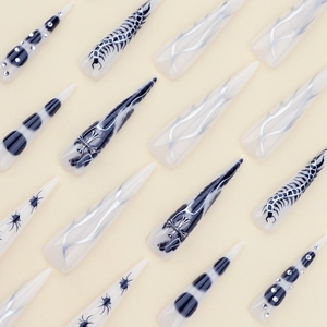 Faux ongles stiletto longs gothiques avec flammes argentées et motifs de crocodile