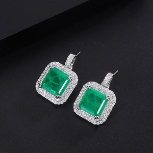 Boucles d'oreilles halo en argent avec émeraude carrée et cristaux d'oxyde de zirconium