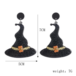Vue détaillée de boucles d'oreilles chapeau de sorcière en acrylique noir scintillant