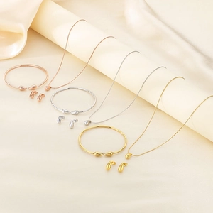 Parure de bijoux trois pièces avec collier, bracelet et boucles d'oreilles en forme de goutte