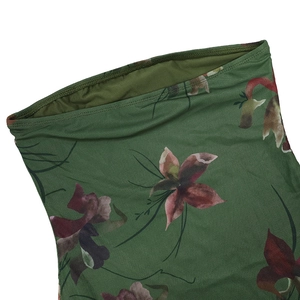 Gros plan sur l'imprimé floral vintage et les coutures de l'ourlet de la robe d'été
