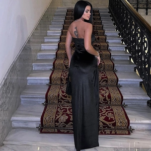 Elegantes schwarzes trägerloses Abendkleid mit Schlitz und Satin-Finish auf Marmortreppe
