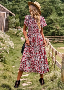Vue détaillée d'une robe rouge pour femme avec motifs ethniques en plein air