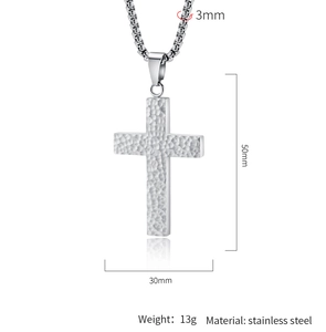 Détail du pendentif croix en acier de 50mm avec texture martelée et dimensions