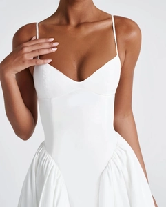 Détail de la robe corset blanche avec bonnets rembourrés et taille plissée élégante