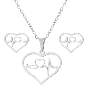 Détail de l'ensemble collier et boucles d'oreilles en acier argenté à motif ECG