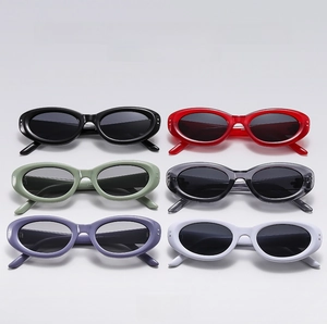 Aperçu de six lunettes de soleil ovales vintage aux couleurs variées avec rivets en métal