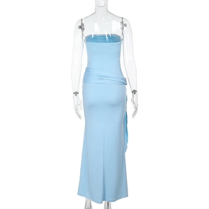 Détail d'une robe maxi moulante bleu clair montrant la coupe du dos et le tissu soyeux