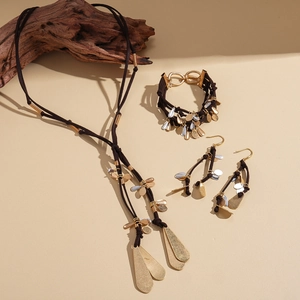 Parure de bijoux bohème avec pendentifs gouttes métalliques et collier cordon brun