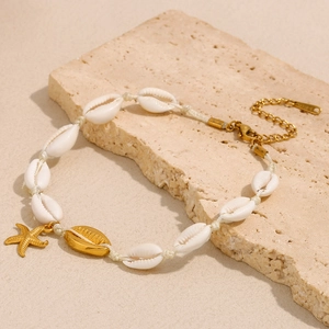 Détail du bracelet de cheville en acier inoxydable doré 18 carats avec coquillages