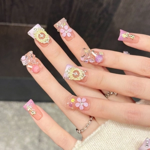 Faux ongles trapèze longs dégradé rose avec fleurs 3D et décorations de perles