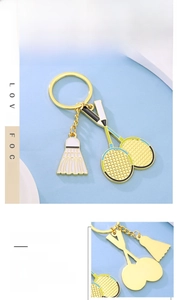 Détail d'un porte-clés en alliage de zinc avec badminton et mini raquettes dorées