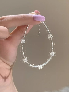 Dettaglio del bracciale in argento sterling S925 con ciondoli a farfalla e perline