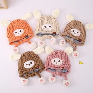 Bonnet en tricot d'hiver pour enfants avec oreilles de lapin et pompons cœur multicouleur