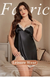 Détail d'une nuisette en satin noir élégante avec dentelle beige délicate sur le col V