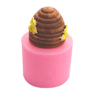 Rosa Silikonform in Bienenwabenform und fertiges 3D-Bienenstock-Dekoobjekt auf weißem Grund
