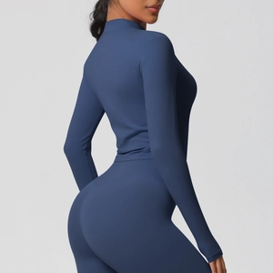 Vue détaillée des coutures arrière et de la taille haute d'un ensemble de yoga bleu