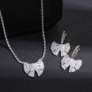 Set gioielli lussuoso a fiocco in argento con zirconi, collana e orecchini eleganti