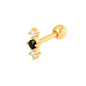 Dettaglio del piercing all'orecchio in argento 925 dorato con pietre di zircone