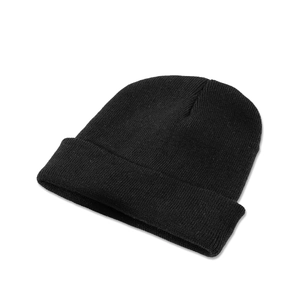 Gros plan sur la texture en maille noire et le revers élastique du bonnet chaud
