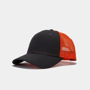 Détail d'une casquette trucker noir et orange avec maille respirante et visière courbée