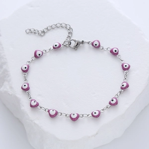 Makro-Detail einer silbernen Edelstahlkette mit violetten Herz-Herz-Anhängern im Evil Eye Stil