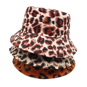Tre cappelli a secchiello con stampa leopardata in beige, kaki e marrone impilati