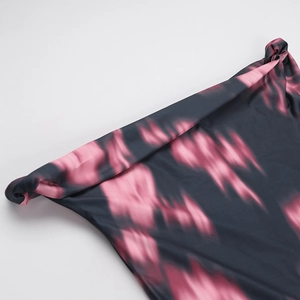 Gros plan détaillé d'une robe sirène ajustée en tissu extensible avec motif tie-dye magenta