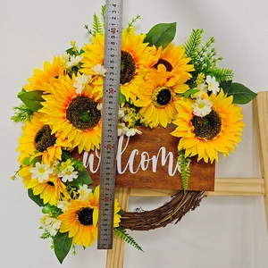 Détail d'une couronne de tournesols de 40 cm avec panneau Welcome et mesure