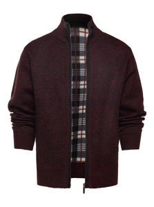 Dettaglio del cardigan in maglia bordeaux con calda fodera in pile a scacchi e collo alto