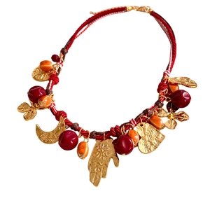 Collana bohémien con cuore in resina rossa, mano di Fatima e ciondoli a fiore
