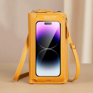 Détail du sac à bandoulière en cuir jaune avec fenêtre tactile transparente pour téléphone